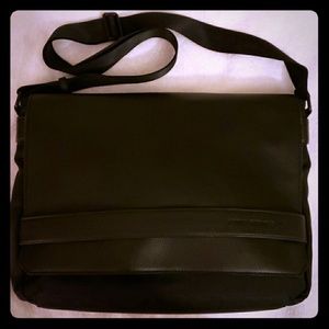 PEBBLED MESSENGER BAG